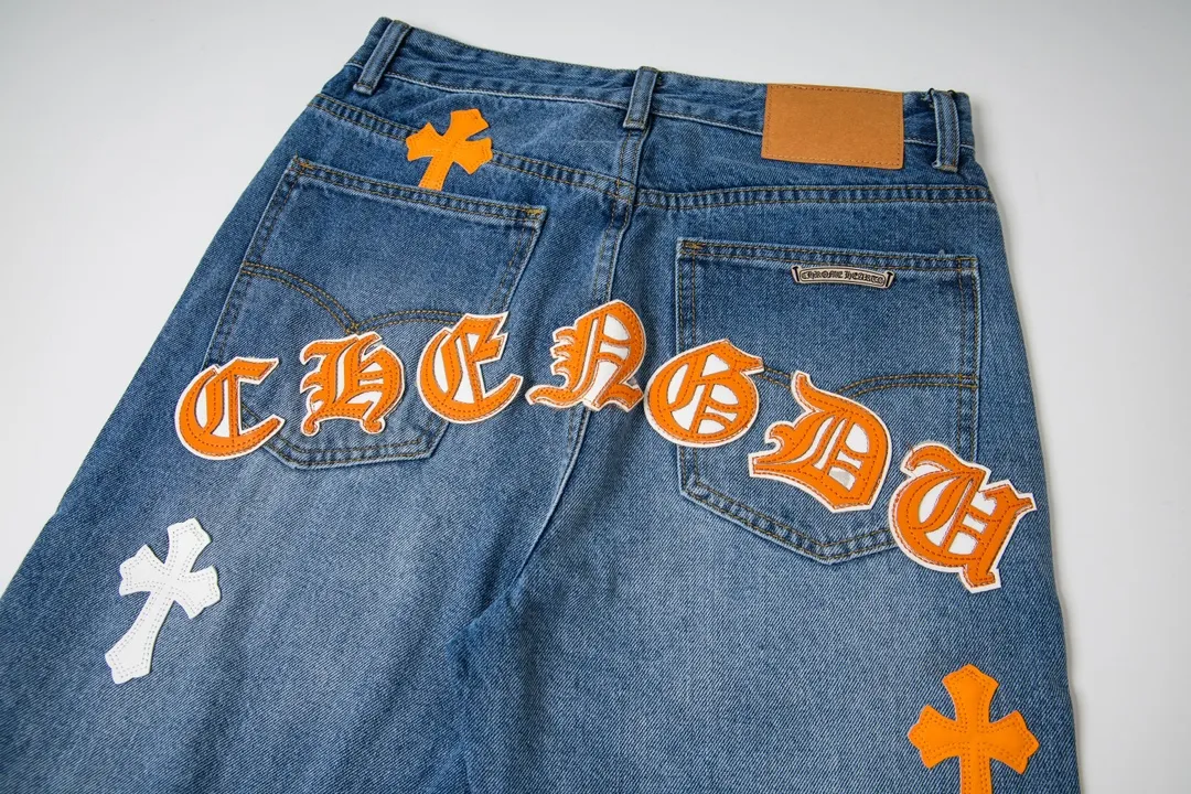 P270 model number Y847 Chrome Hearts & CH city limited series Sanskrit cross patch patchwork leather jeans require finished products to be washed and then disassembled and hand-stitched with sheepskin cross leather and then spliced ​​together to complete. The whole process is too complicated to explain. The texture can be seen in the hand, and it looks good. The styles with different washed textures are very friendly to people with thin legs and thick legs. The straight version is very flattering to the leg shape. The moderate length is timeless and can be matched easily and casually. It is the basic styling foundation for various styles and is a must-have in the wardrobe! The fabric is stiff but also makes the upper body soft without losing texture. The washing process is even more perfect. It is a must-have item for everyone! ! ! Washed wheat, hang tag, pants label, three labels are complete, the upper body effect is particularly stiff and stylish, super stylish, same style for men and women - Color: Size: 28 30 32 34
